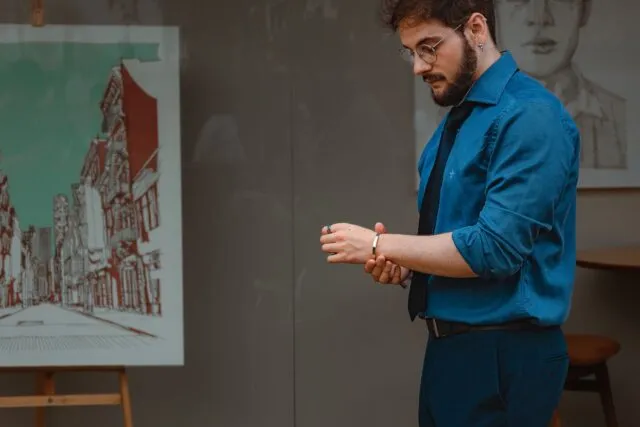 Cadou pentru el: ce bijuterii se poartă cu adevărat și care rămân în sertar