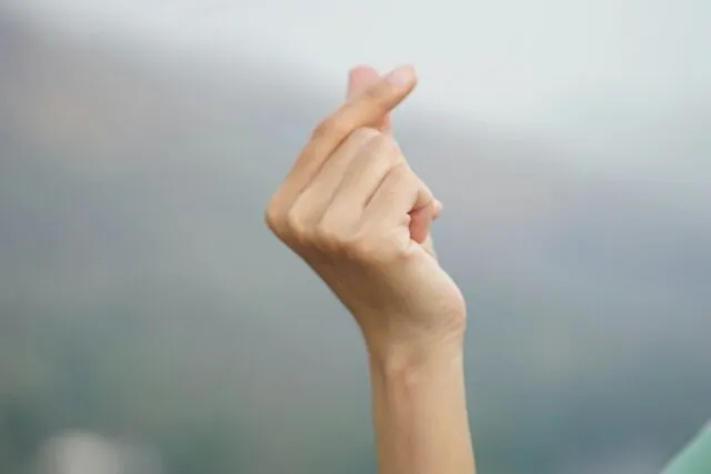 Photo small gestures meaning